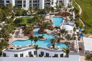 迈阿密海滩Trump International Beach Resort - Sunny Isles Beach的享有度假村游泳池的空中景致