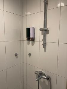 高雄逸亭商旅 的浴室设有水龙头淋浴。