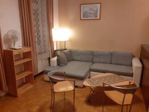 维也纳快乐旅馆的客厅配有沙发和桌椅