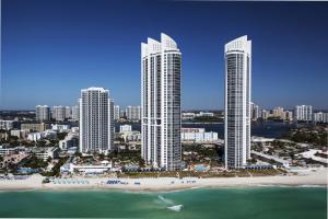 迈阿密海滩Trump International Beach Resort - Sunny Isles Beach的享有城市及高楼和海滩的景色