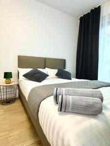汉诺威Modernes Apartment nahe des Stadtzentrums的卧室内两张并排的床