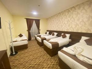 麦加مرجان أنوار الروضة的一间酒店客房,房间内设有四张床