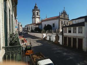 布拉加Guest House Sir Manuel - Unidade São Vicente的钟楼和教堂的城市街道