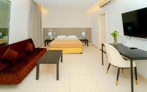 拉斯阿尔卡麦人达累斯萨拉姆公寓式酒店的酒店客房,配有床和沙发