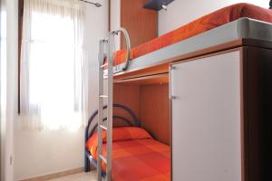 包内伊Apartments Baunei的一间双层床间,在客房内配有两张双层床