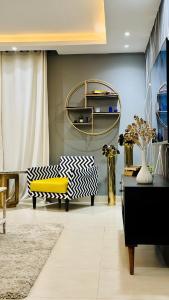 拉合尔Luxury apartment in Gold Crest Mall 1 bed的客厅配有沙发和桌子
