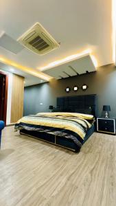 Luxury apartment in Gold Crest Mall 1 bed客房内的一张或多张床位