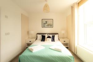 特尔福德Crescent House Apartments的一间卧室配有一张带绿毯的床