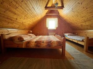 特尔乔夫Chatka Hanka的小木屋内一间卧室,配有两张床