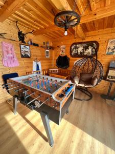 特尔乔夫Chatka Hanka的小屋内带乒乓球桌的房间