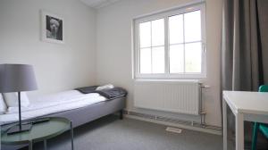 哥德堡Forenom Hostel Gothenburg Säve的小房间设有床和窗户