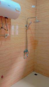 科托努Charly-hôtes 02的带淋浴的浴室(带木墙)