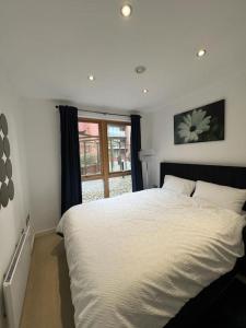 谢菲尔德cosy and prime location的卧室配有白色的床和窗户。