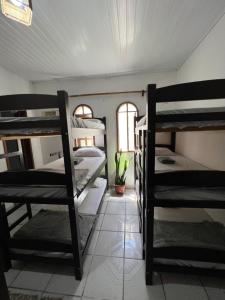 阿拉亚尔达茹达Aluê Hostel的一间设有几张双层床的客房