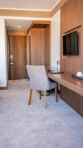 卡萨布兰卡肯兹巴斯马酒店的客房设有书桌、电视和椅子