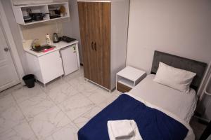 伊斯坦布尔Studio in a social environment的一间带床的小卧室和一间厨房