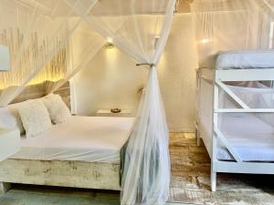 帕洛米诺Casa Kai的一间卧室配有两张双层床和蚊帐