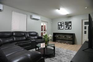 塔穆宁City Lights 143的客厅配有黑色真皮沙发和壁炉