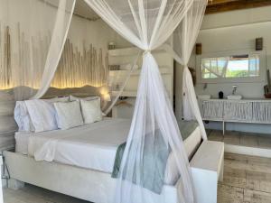 帕洛米诺Casa Kai的卧室配有带蚊帐的白色床。