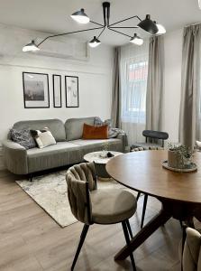 布达佩斯D26 Luxury Suites的客厅配有沙发和桌子