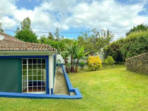 拉戈阿WelcomeBuddy - Casa Tia Néné - Green Glassyard的院子里带滑梯的狗屋