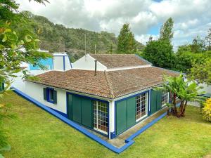 拉戈阿WelcomeBuddy - Casa Tia Néné - Green Glassyard的蓝色和白色的房子,有院子