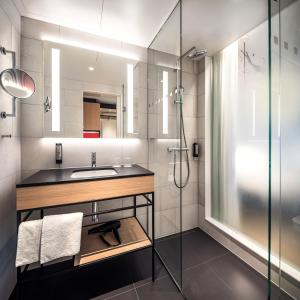 帕德博恩IntercityHotel Paderborn的一间带水槽和淋浴的浴室