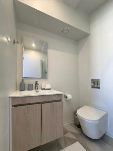 尼科西亚MARTIN Nicosia City Suites的一间带卫生间、水槽和镜子的浴室
