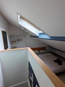 勒阿弗尔Maison atypique avec garage 2 roues - Proche Gare的宿舍间 - 带床和天窗