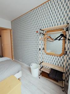 勒阿弗尔Maison atypique avec garage 2 roues - Proche Gare的一间卧室配有一张床,墙上设有镜子