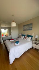 布雷斯特Brest and Breakfast vue mer的卧室配有一张带两个枕头的大白色床