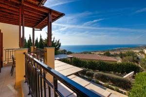 库克里亚1 bedroom Apartment Pyrgos with beautiful sea and sunset views, Aphrodite Hills Resort的海景阳台。