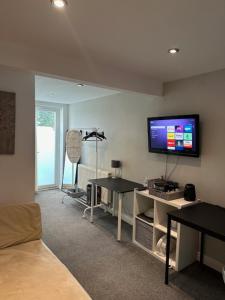 诺丁汉Bestwood Lodge Studio的客厅的墙上配有平面电视。