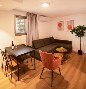 特拉维夫Sublet TLV 270的客厅配有沙发和桌子