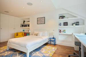 伦敦The Clapham Crib - Spacious 4BDR House with Patio的白色卧室设有床铺和水槽