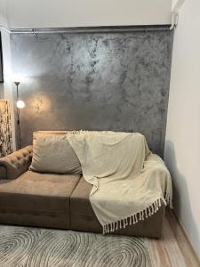 雅西Luxury Young Residence的水泥墙房间里的床