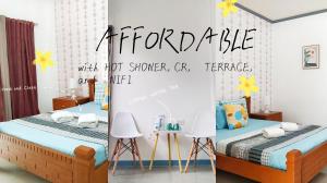 马拉帕斯加ELEN INN - Malapascua Island Air-conditioned Room2的一间卧室配有一张床和一个标志,上面写着一个热水淋浴的标志