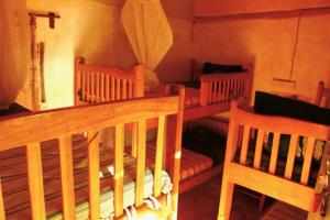 金贾Explorers River Camp的一间房间,配有两张婴儿床