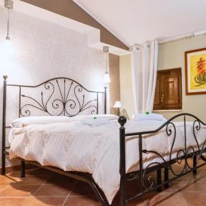 Castelnuovo Parano爱皮科乐伯格罗卡达考奥格酒店的一间卧室配有两张带白色床单的床
