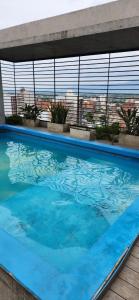 圣米格尔·德·图库玛Casita de Tucumán - Loft San Martin的一座大型蓝色游泳池,位于一座建筑的顶部
