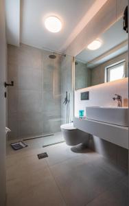 米蒂利尼萨福公寓的带淋浴、卫生间和盥洗盆的浴室