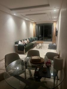 卡萨布兰卡App Alya Casablanca的客厅配有沙发和桌子