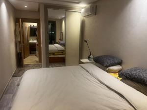 卡萨布兰卡App Alya Casablanca的酒店客房,配有床和镜子