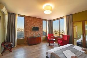第比利斯Kraveli Hotel的酒店客房设有一张床和一个大窗户