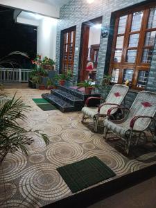 奇克马格尔Chikmagalur cool stay的大堂设有两把椅子和地毯
