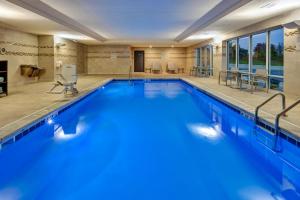 大急流城TownePlace Suites by Marriott Grand Rapids Airport Southeast的蓝色海水大型游泳池