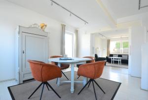 宾茨Villa Herbstwind in Binz的客厅配有桌椅