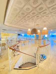 卡塔赫纳卡塔赫纳高级酒店的酒店大堂设有楼梯和吊灯