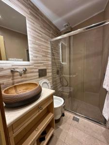 特尔斐匹托酒店的一间带木制水槽和淋浴的浴室