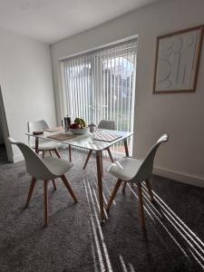 ParksideSelborne studios - Breakfast Included的一间带桌椅和窗户的用餐室